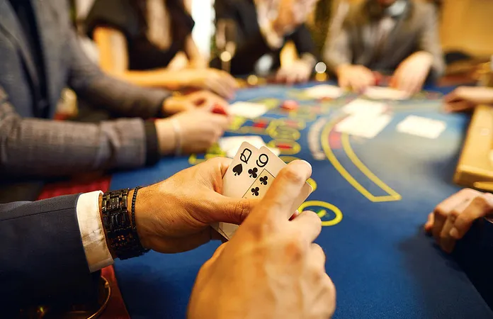 Noche de dados y Naipes la oferta de juego