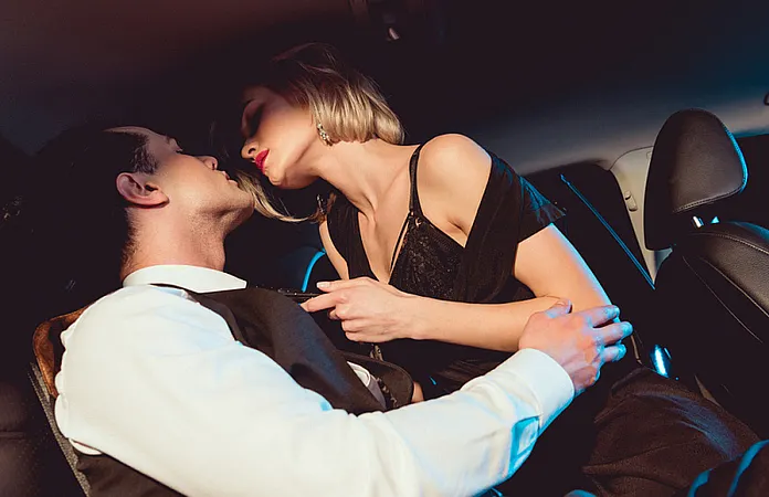 Las mejores posiciones para tener sexo en el auto