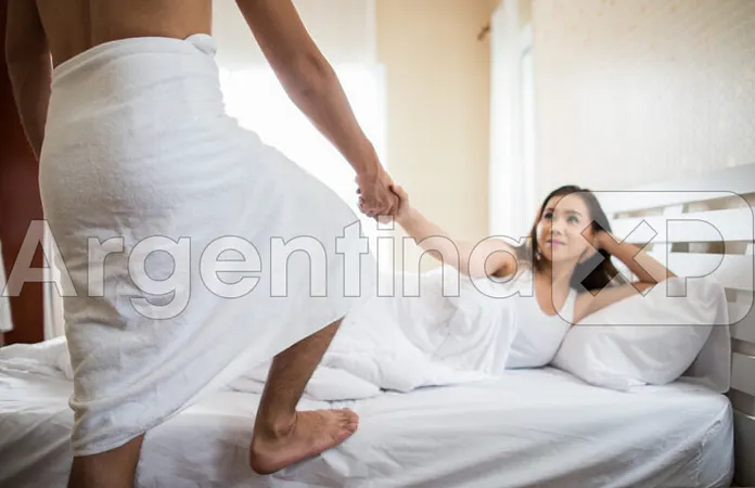 Posiciones para dormir que ayudan a tener una buena erección matutina